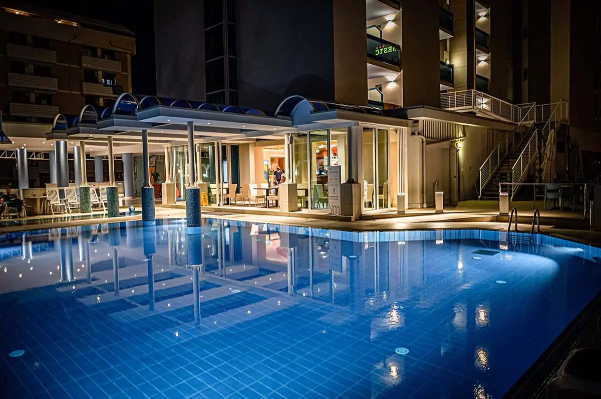 Referenze 1 piscina notte